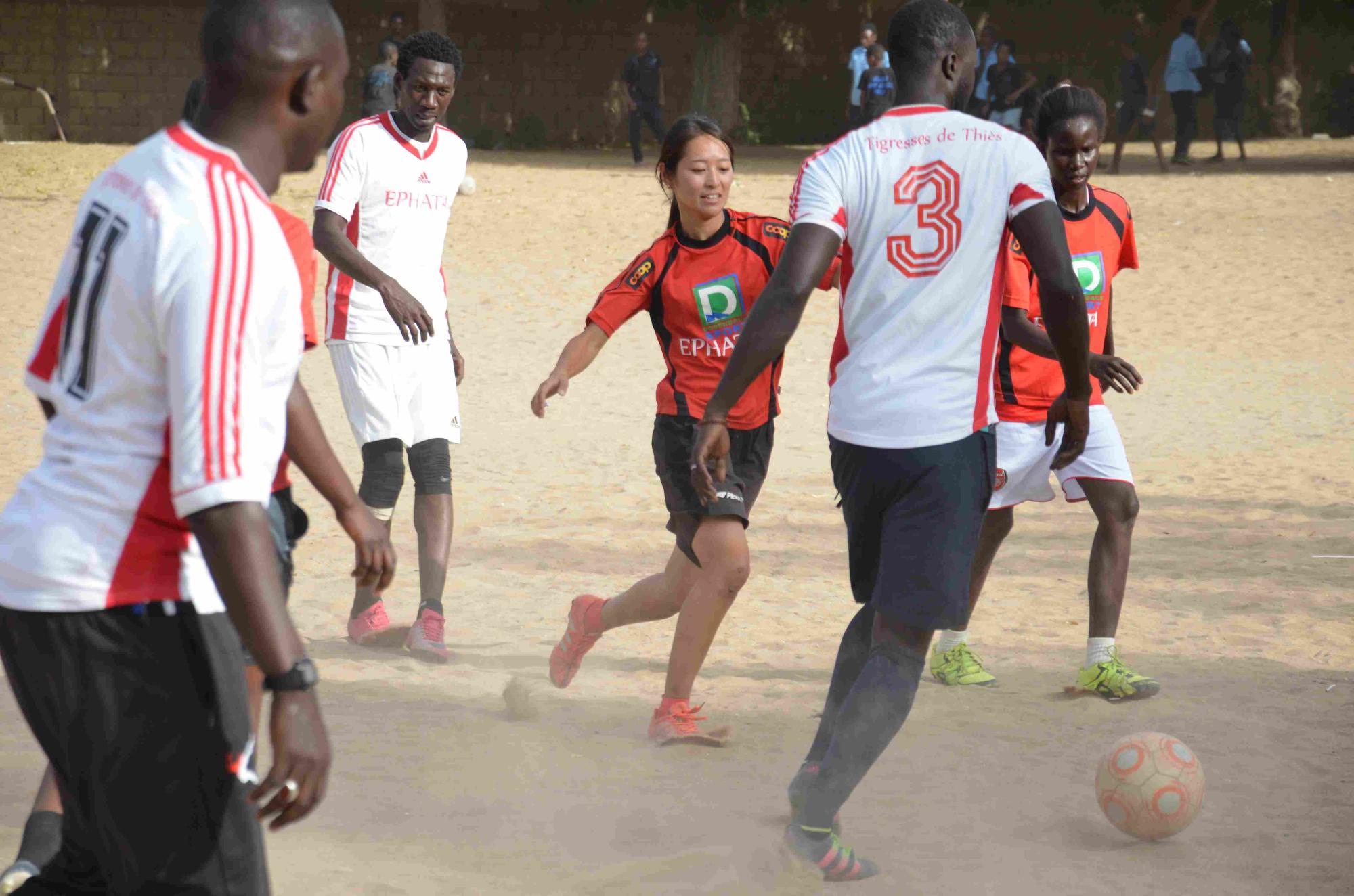W杯で日本と対戦するセネガルに行ってみた 女子サッカー 砂サッカー編 Web Magazine Vitup ヴィタップ