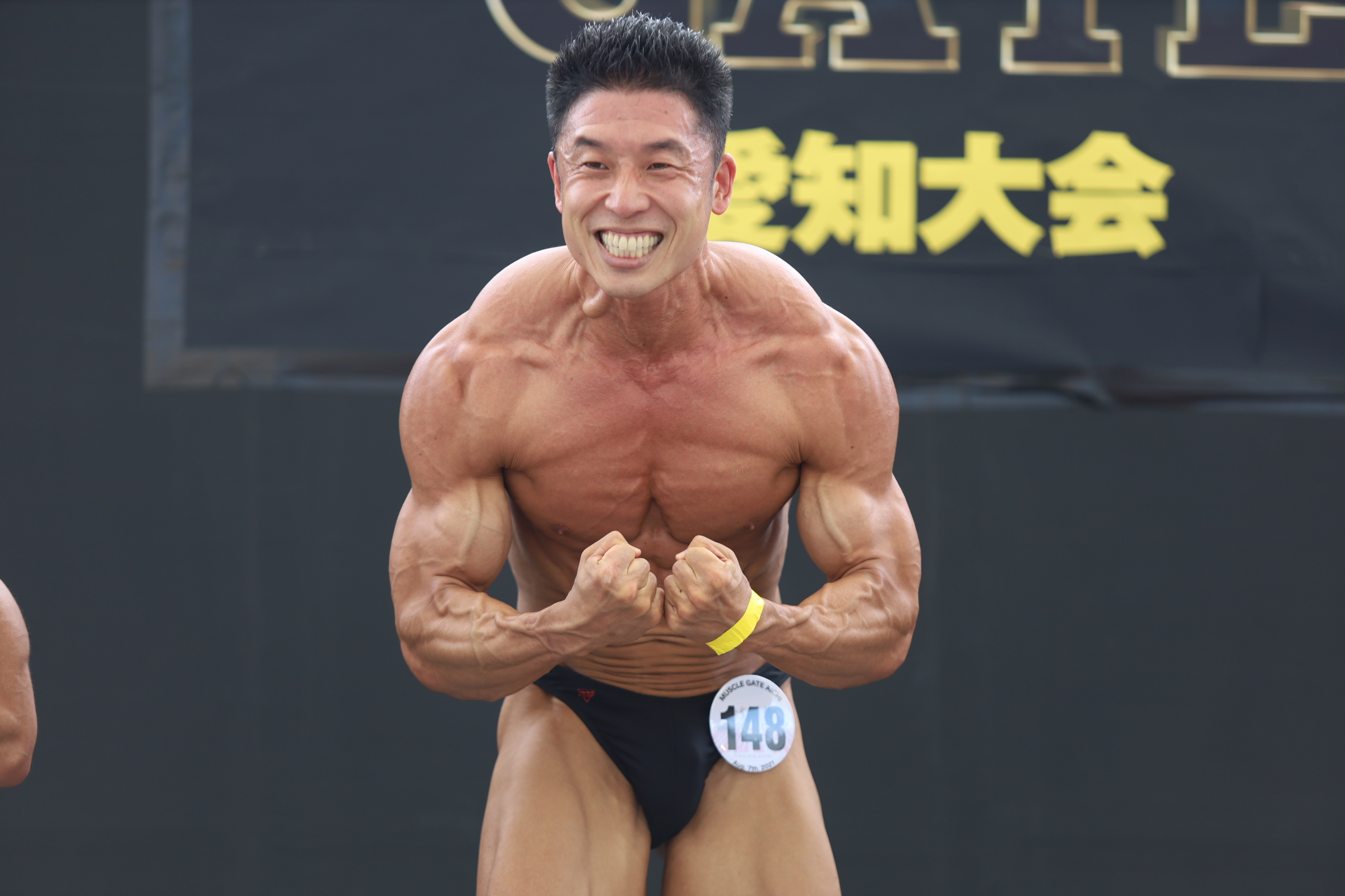公式ファッションブランド通販サイト なかやまきんに君がビーチの観客を魅了し優勝。苦難乗り越え ウエイトトレーニング
