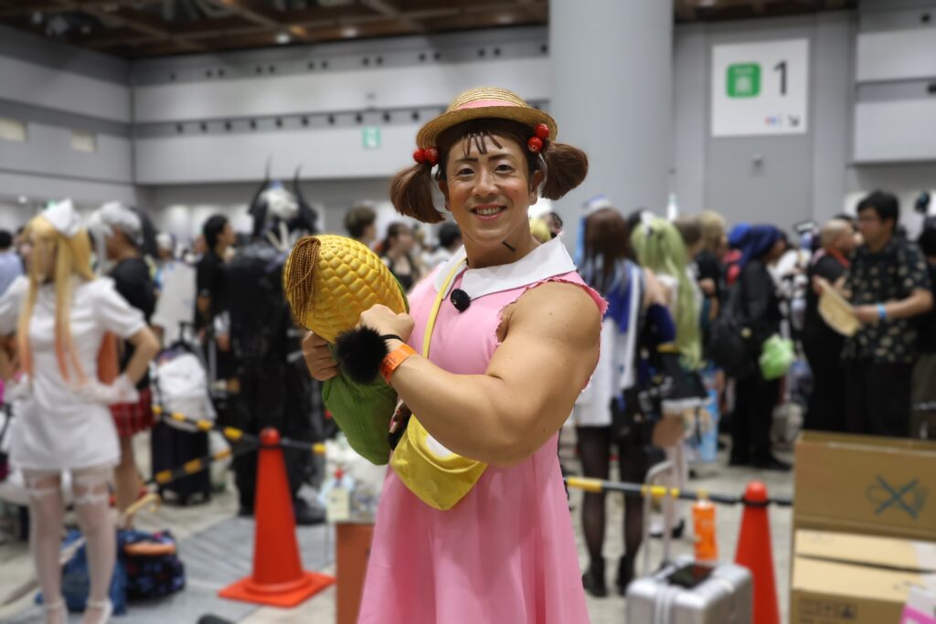 コミケ参加者を魅了したムキムキのメイちゃん コスプレで広がる仲間の …
