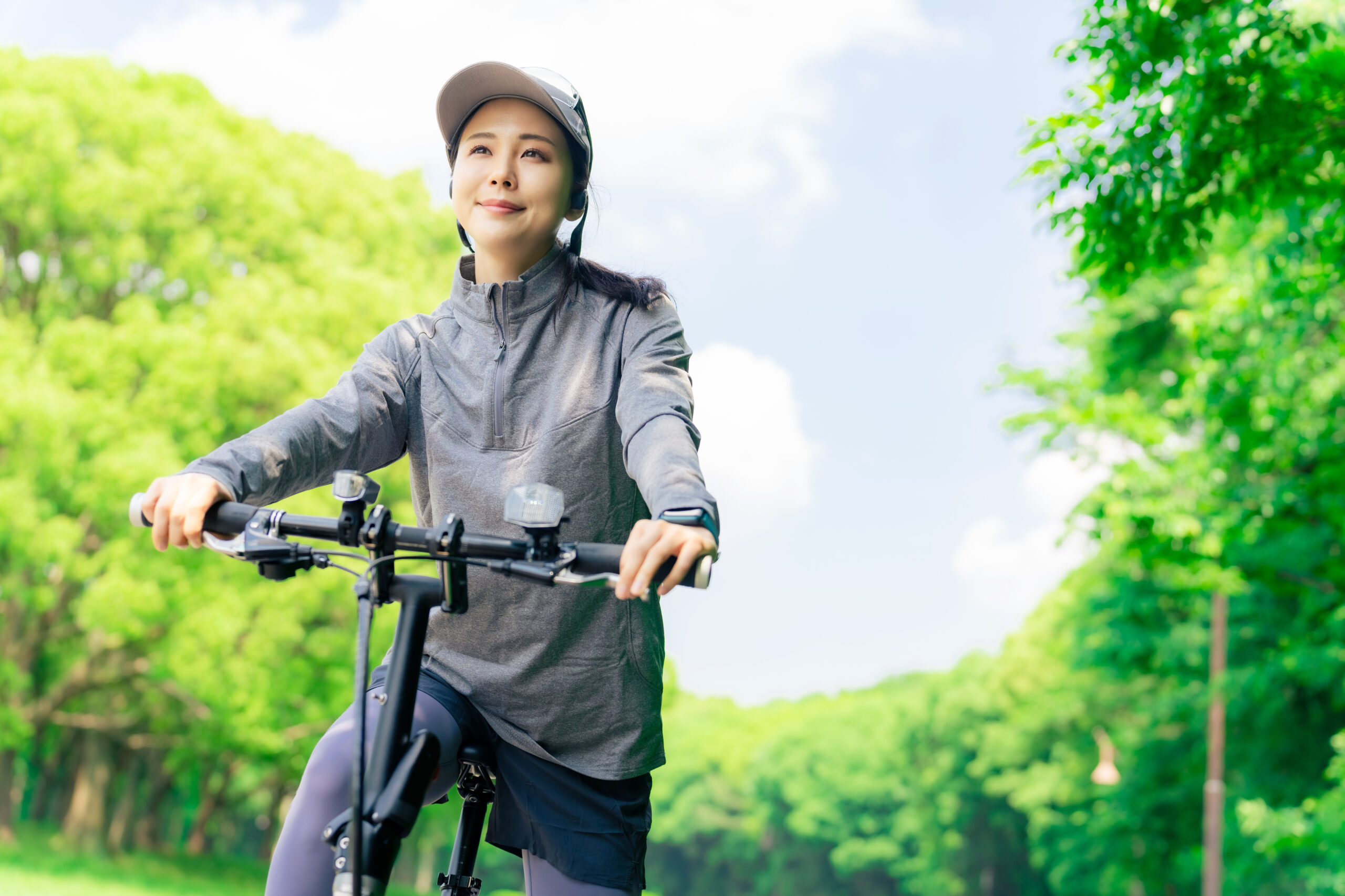 サイクリングする女性